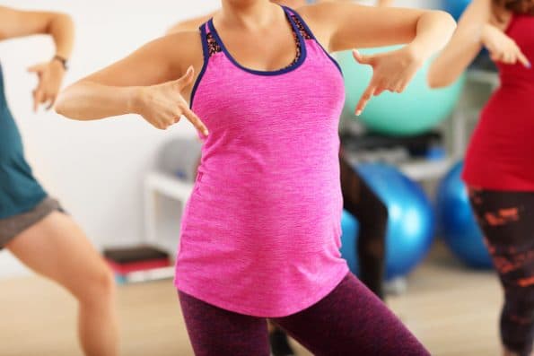 Schwangere Frau tanzt